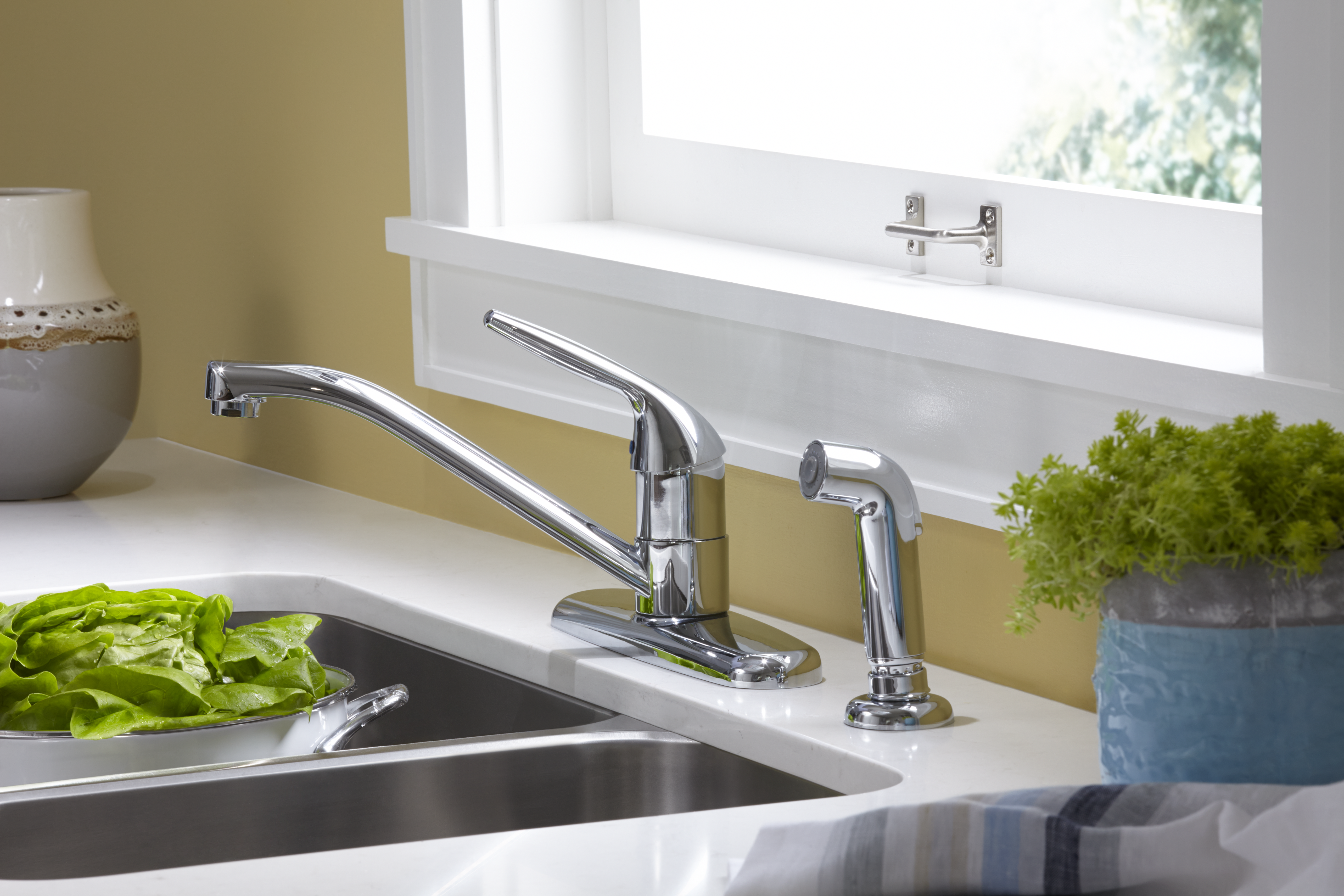 Colony® Choice Single-Handle Kitchen Faucet 2.2 gmp/8.3 L/min With Side Spray